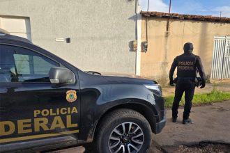 Agente federal em casa de suspeito: operação combate fraudes no FGTS (Foto: PF/Divulgação)