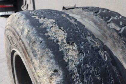 Carreta trafegava com pneus sem condições de uso (Foto: Detran-AM/Divulgação)