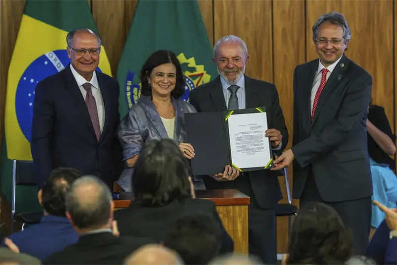 Ministra Nisia Trindade e o presidente Lula anunciaram produção de vacina (Foto: José Cruz/ABr)