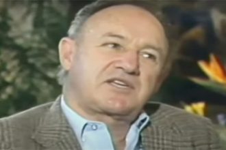 Gene Hackman estrelou filmes campeões de bilheteria, mas estava afastado do cinema (Imagem: CNN/YouTube/Reprodução)