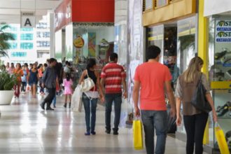Consumidores em shopping: setor teve faturamento recorde em 2024 (Foto: Valter Campanato/Abr)