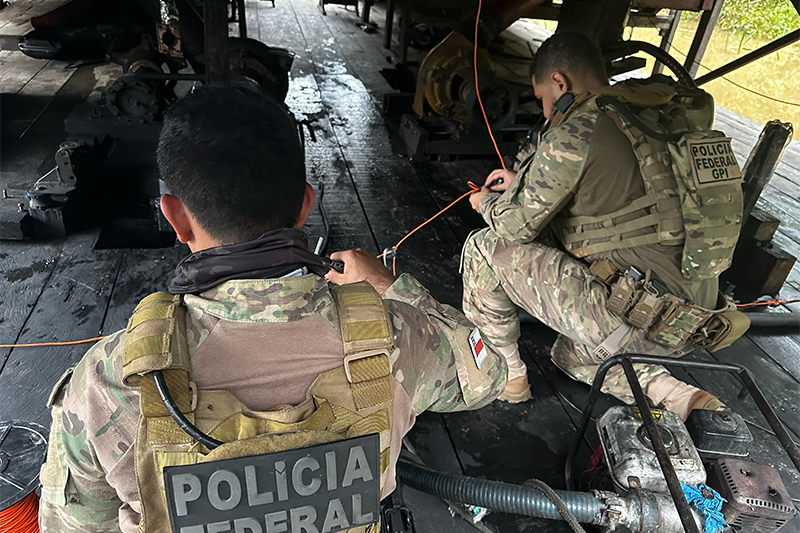 Agentes federais preparam explosivo para explodir draga de garimpo: 23 foram destruídas no Rio Madeira (Foto: PF/Divulgação)