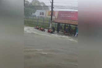 Motociclistas e pedestres se abrigaram em parada de ônibus em trecho da Avenida Torquato Tapajós (Imagem: WhatsApp/Reprodução)