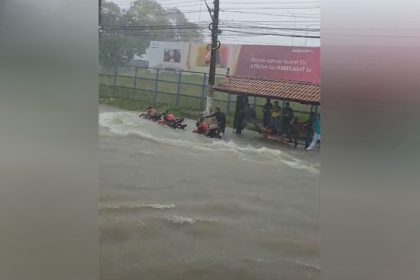 Motociclistas e pedestres se abrigaram em parada de ônibus em trecho da Avenida Torquato Tapajós (Imagem: WhatsApp/Reprodução)