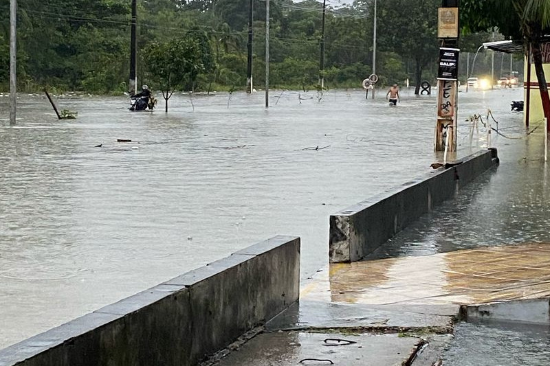 Trecho da Avenida Natan Xavier, que dá acesso a Avenida das Torres, ficou completamente alagado (Imagem: WhatsApp/Reprodução)
