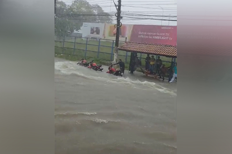 Motociclistas e pedestres se abrigaram em parada de ônibus em trecho da Avenida Torquato Tapajós (Imagem: WhatsApp/Reprodução)