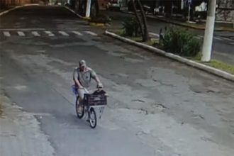 Câmera de monitoramento registrou homem de bicicleta com o filho em um bagageiro (Foto: Polícia Civil RS/Divulgação)