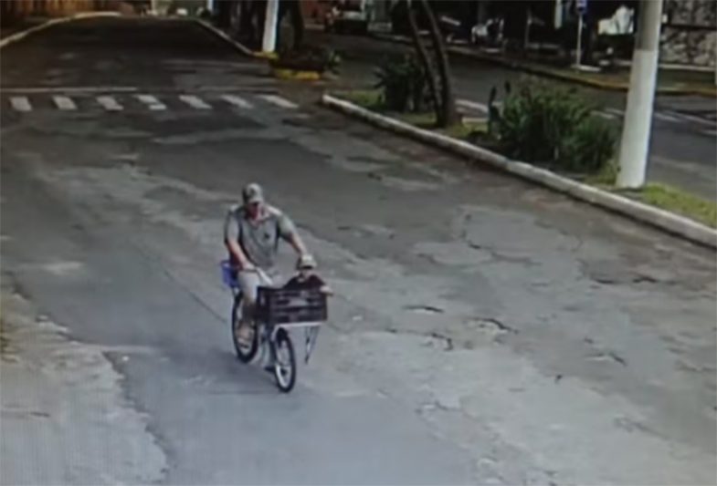 Câmera de monitoramento registrou homem de bicicleta com o filho em um bagageiro (Foto: Polícia Civil RS/Divulgação)