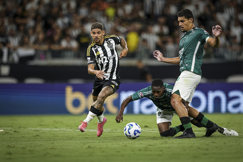 Manaus (de verde) caiu diante do Alético-MG pela Copa do Brasil (Foto: Pedro Souza / Atlético MG)