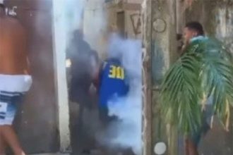 Atores durante gravação de filme foram confundidos com bandidos (Imagem: YouTube/Reprodução)