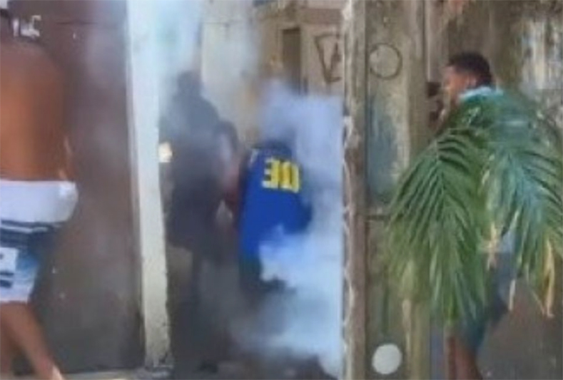Atores durante gravação de filme foram confundidos com bandidos (Imagem: YouTube/Reprodução)