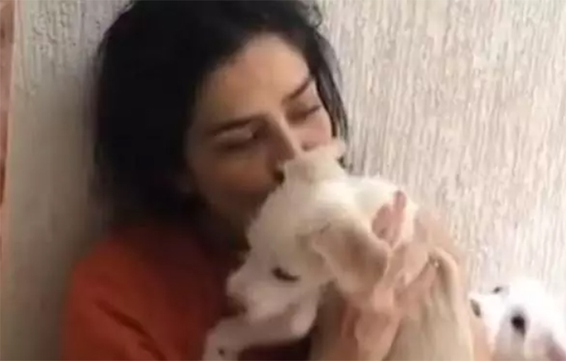 Letícia Sabatella com cão de estimação: doação por engano (Imagem: Reprodução/Instagram @leticia_sabatella)