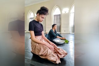Sofia com a mãe, Francis: memórias familiares em espetáculo de arte cênica (Foto Cléia Alves/Divulgação)
