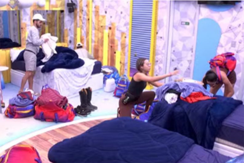 Participantes que tinham pertences no quarto retiraram os bens nesta quarta-feira (Imagem: Globoplay/YouTube/Reprodução)