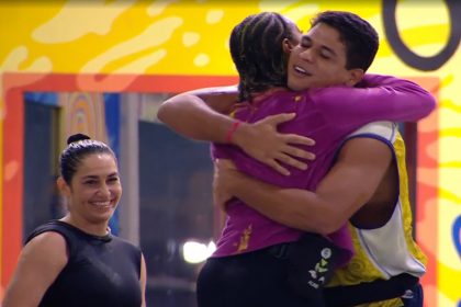 Danielle Hypólito observa Aline abraçar Guilherme, que as escolheu para o VIP (Imagem: Globoplay/YouTube/Reprodução)