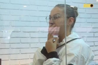 Renata em vitrine vai ouvir público fofocar sobre participantes do reality (Imagem: Globoplay/Reprodução/YouTube)