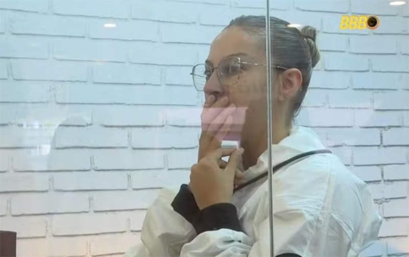 Renata em vitrine vai ouvir público fofocar sobre participantes do reality (Imagem: Globoplay/Reprodução/YouTube)
