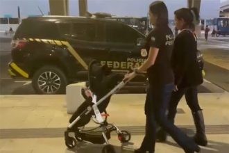 Bebê ao chegar ao aeroporto de Guarulhos (SP): acolhimento em entidade de Valinhos (Foto: PF/Divulgação)