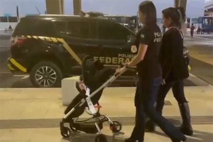 Bebê ao chegar ao aeroporto de Guarulhos (SP): acolhimento em entidade de Valinhos (Foto: PF/Divulgação)