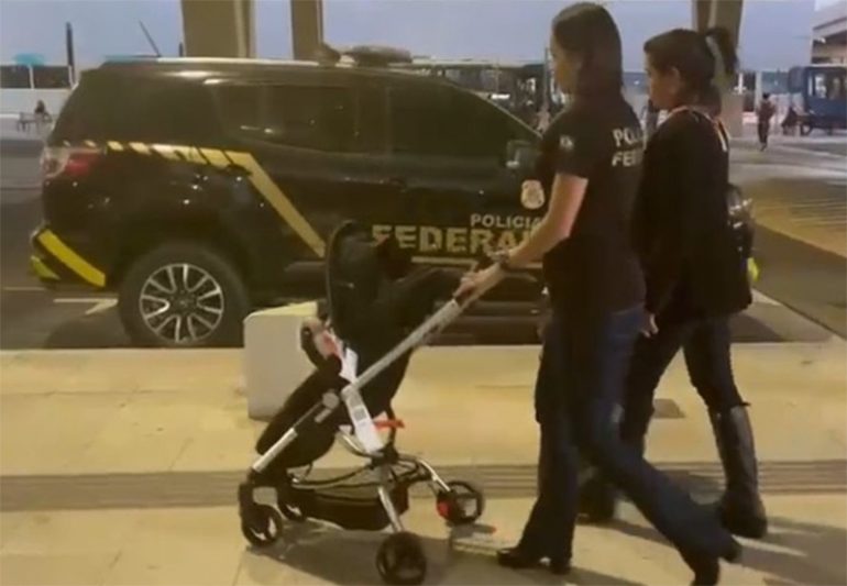 Bebê ao chegar ao aeroporto de Guarulhos (SP): acolhimento em entidade de Valinhos (Foto: PF/Divulgação)