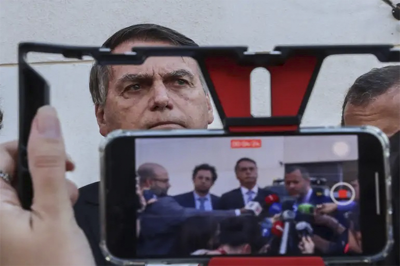 Ex-presidente Jair Bolsonaro reclama de estar inelegível e provoca partidos de direita sobre candidatura à Presidência (Foto: Valter Campanato/ABr)
