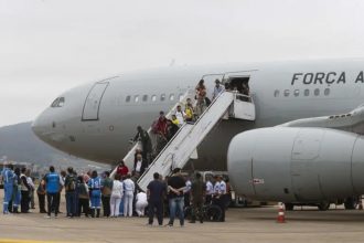 Algemas de passageiros foram retiradas em Fortaleza antes de viagem para Belo Horizonte (Foto: Paulo Pinto/ABr)