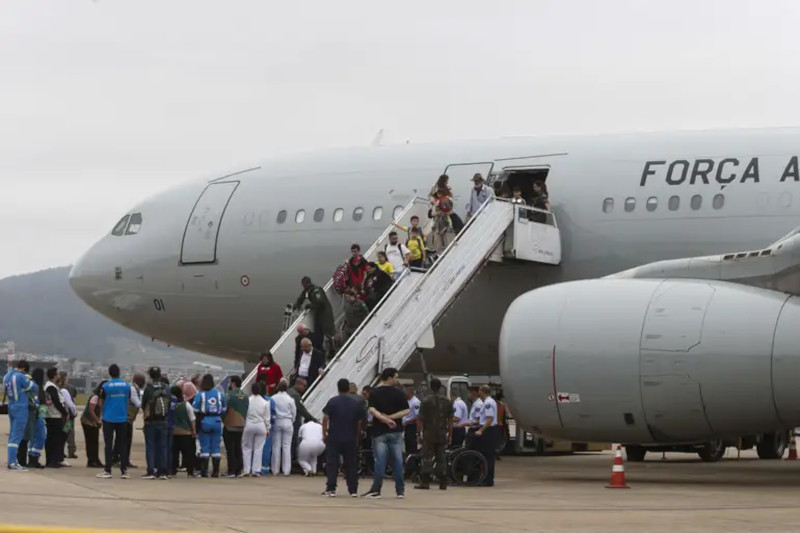 Algemas de passageiros foram retiradas em Fortaleza antes de viagem para Belo Horizonte (Foto: Paulo Pinto/ABr)