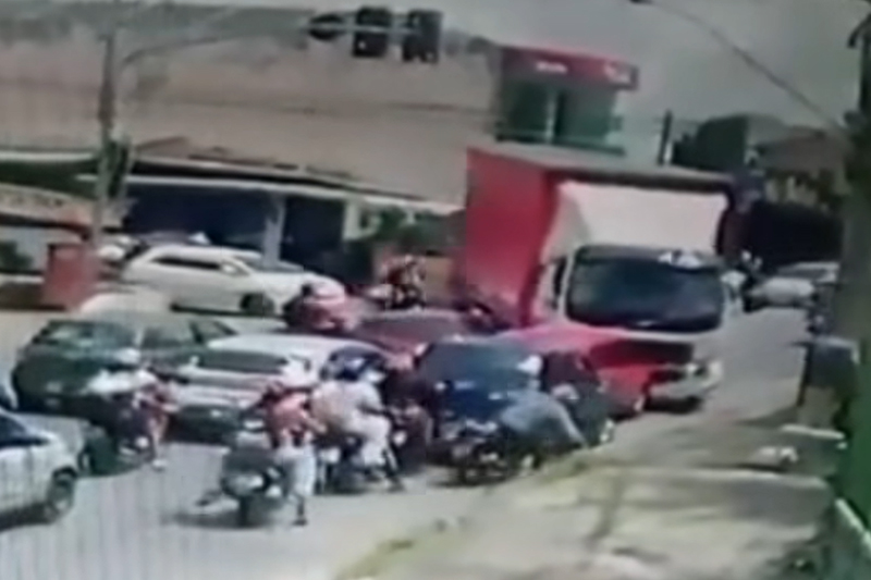 Momento em que caminhão arrasta carros e motos ao invadir a contramão (Imagem: Facebook/Reprodução)