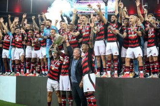 Zico entregou a taça de campeão do Carioca ao time do Flamengo (Foto: Gilvan de Souza/Flamengo)