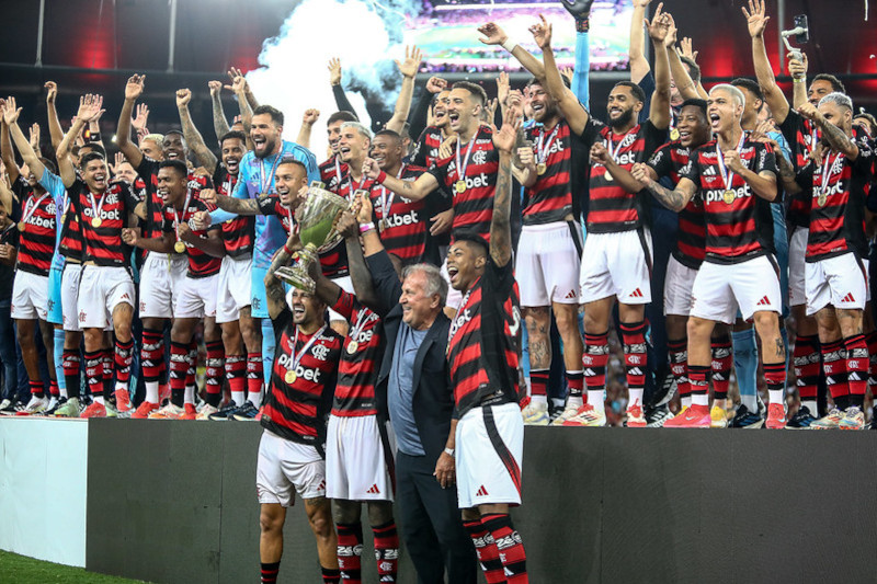 Zico entregou a taça de campeão do Carioca ao time do Flamengo (Foto: Gilvan de Souza/Flamengo)