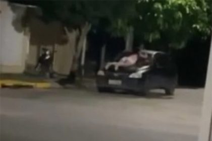 Mulher subiu no capô no carro e impediu que marido levasse a filha (Imagem: WhatsApp/Reprodução)