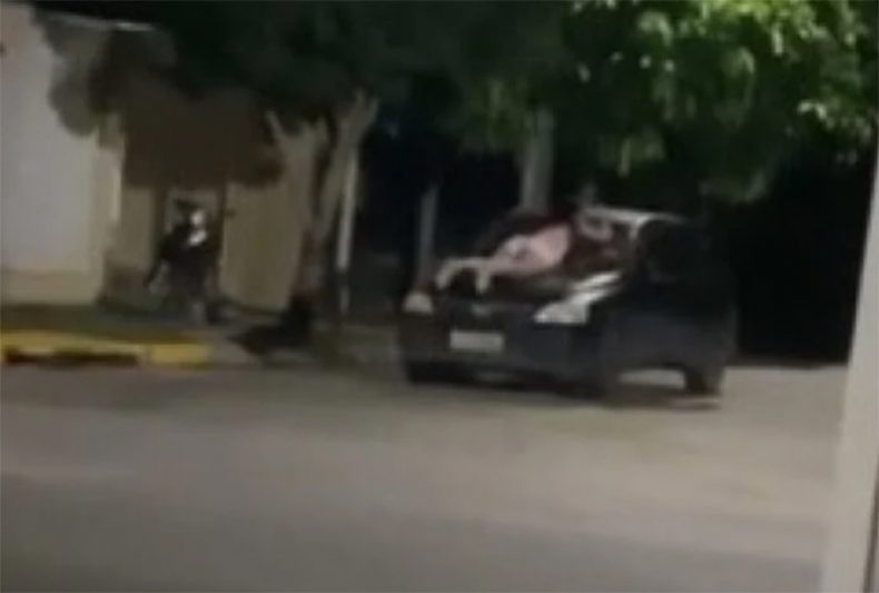 Mulher subiu no capô no carro e impediu que marido levasse a filha (Imagem: WhatsApp/Reprodução)