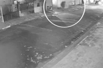 Câmera de monitoramento registrou momento em que o homem aborda a mulher (Imagem: PC-SP/Divulgação)