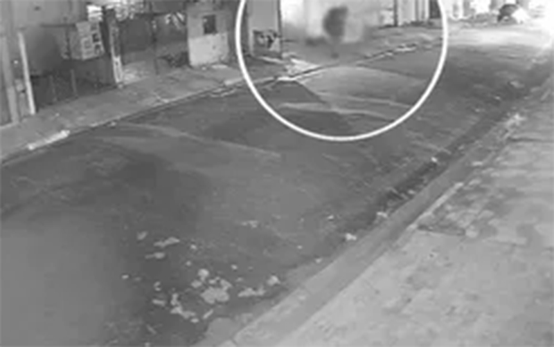 Câmera de monitoramento registrou momento em que o homem aborda a mulher (Imagem: PC-SP/Divulgação)