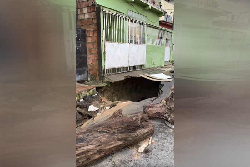 Buraco gera risco de desabamento de casa (Imagem: Facebook/Repórter Eudógio)