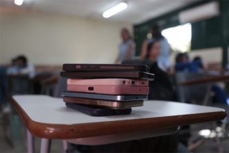 Celulares recolhidos em sala de aula: CNE publica diretrizes sobre restrições aos aparelhos (Foto: Ângelo Miguel/MEC)