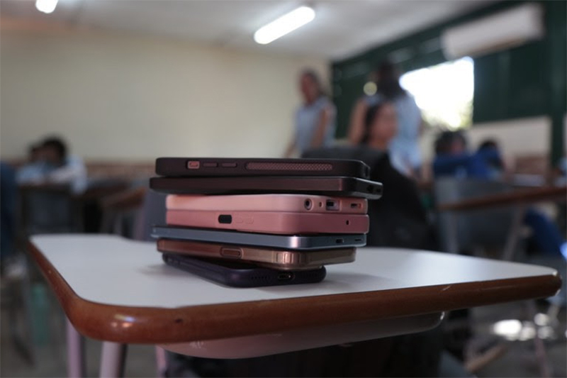 Celulares recolhidos em sala de aula: CNE publica diretrizes sobre restrições aos aparelhos (Foto: Ângelo Miguel/MEC)