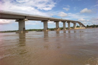Embarcação atingiu o Dolphin, estrutura que protege pilares de pontes de colisões (Foto: Dnit/Divulgação)