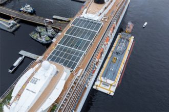 Balsa acoplada ao Vinking Sea abastece transatlântico de combustível em Manaus (Foto: Ream/Divulgação)