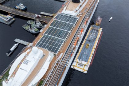 Balsa acoplada ao Vinking Sea abastece transatlântico de combustível em Manaus (Foto: Ream/Divulgação)