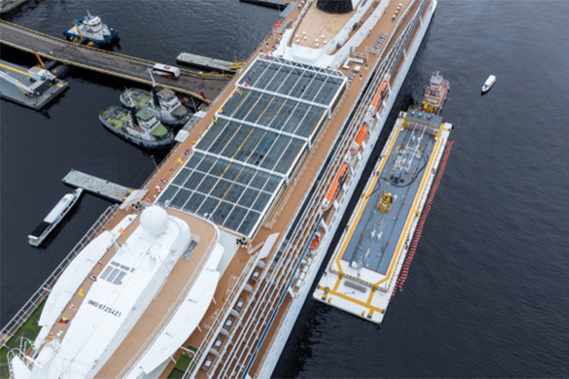Balsa acoplada ao Vinking Sea abastece transatlântico de combustível em Manaus (Foto: Ream/Divulgação)