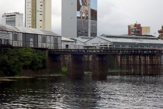 Rio Negro na orla de Manaus: nível próximo da cota de inundação