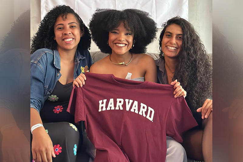Merllin de Souza (centro) com as amigas Jaiane Vidali (esquerda) e Rauisa Macena: estudo com população negra (Foto: Divulgação)