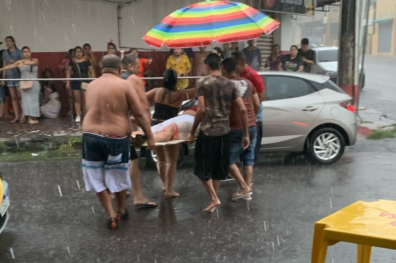 Moradores socorreram homem que ficou ferido ao ser atingido por escombros de muro que desabou (Imagem: WhatsApp/Reprodução)