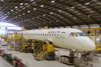Fabricação de aviões pela Embraer: negócios com companhia japonesa (Imagem: Band/YouTube/Reprodução)