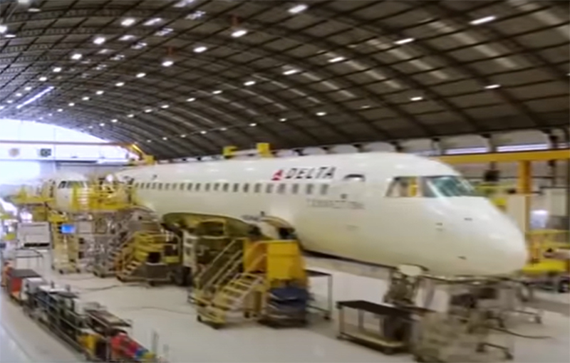 Fabricação de aviões pela Embraer: negócios com companhia japonesa (Imagem: Band/YouTube/Reprodução)