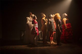 Cena de ‘Sebastião’, musical que é sucesso de público no Brasil (Foto: Allícia Castro/Divulgação)