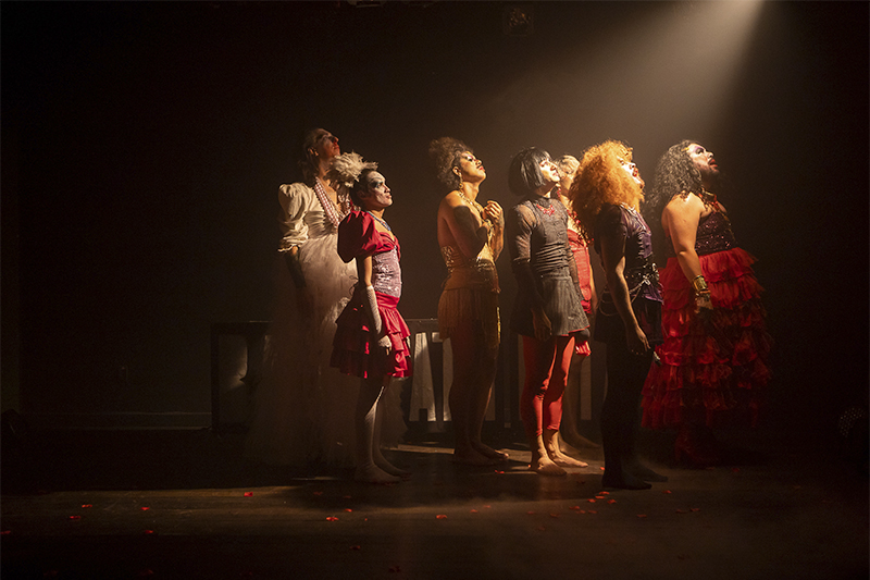 Cena de ‘Sebastião’, musical que é sucesso de público no Brasil (Foto: Allícia Castro/Divulgação)