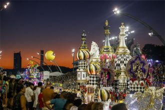 Com enredo sobre jogos de azar, Rosas de Ouro é a campeão do carnaval paulista (Foto: Paulo Pinto/ABr)
