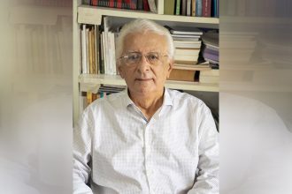 Escritor Elson Farias é o primeiro participante do 'Conversa entre amigos 60+' (Foto: Divulgação/Valer)
